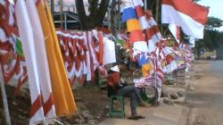 Puluhan Pedagang Bendera asal Garut Mengais Rezeki Agustus-an di Kalsel<