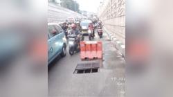 Penutup Gorong-gorong Rusak, Jalan Mampang Arah Kuningan Macet Parah
