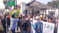Unjuk Rasa Mahasiswa Tuntut Kejari Subang Tangani Kasus Dugaan Pungli Berujung Ricuh<