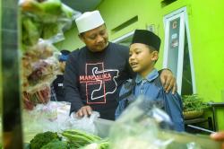 Wakil Gubernur Jawa Barat Kunjungi Anak Kecil Pedagang Sayur yang Viral 