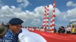 HUT Kemerdekaan RI, Forkopimda Kalsel Bentangkan Bendera Merah Putih Raksasa di Pantai Batakan