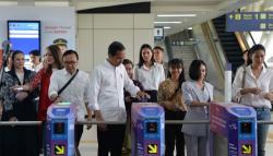 Momen Presiden Jokowi, Ari Lasso, dan Yuni Shara Saling Bayarin Naik LRT karena Salah Tap Kartu