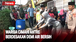 Terdampak Kekeringan, Warga Cimahi Rela Antre dan Berdesakan Demi Air Bersih<