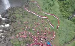 Bendera Merah Putih 50 Meter Dikibarkan di Air Terjun Ponot Asahan