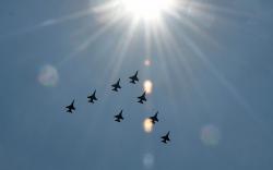 Formasi Pesawat Tempur TNI AU Bergemuruh di Langit Jakarta