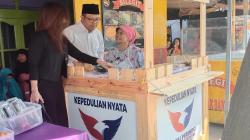 Penjual Gorengan di Bandung Semringah Dapat Bantuan Meja dari Partai Perindo <