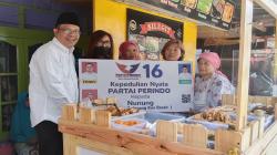 6 Tahun Jualan dengan Meja Rusak, Pedagang Gorengan di Bandung Dibantu Partai Perindo<