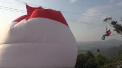 HUT ke-78 RI, Bupati Subang Kibarkan Bendera Raksasa di Ketinggian 75 Meter<