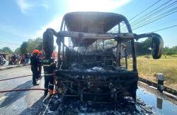 Bus Wisata Terbakar di Sukoharjo, Penumpang Panik Berhamburan Keluar <