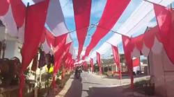 Sambut HUT ke-78 RI, Warga Cibahong Tasikmalaya Buat Lorong Merah Putih 250 Meter<