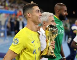 Cristiano Ronaldo Raih Trofi Arab Club Champions Cup 2023 tapi Langsung Cedera