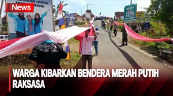 Ratusan Warga Banyumas Kibarkan Bendera Merah Putih Raksasa 