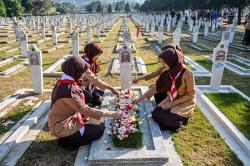 Tabur Bunga Peringati Hari Pramuka di Taman Makam Pahlawan Cikutra Bandung