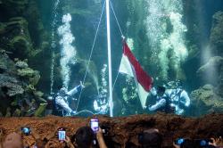 Gladi Bersih Pengibaran Bendera Merah Putih di Dalam Akuarium Sea World