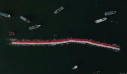 140 Perenang Kibarkan Merah Putih Raksasa di Atas Laut Makassar, Ini Penampakannya 