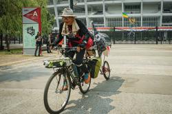 Gowes Malang-Jakarta, Pencari Keadilan Tragedi Kanjuruhan Menangis Tiba di GBK