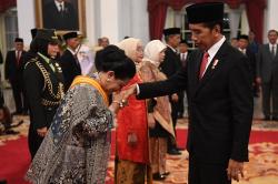 Momen Ibu Negara Iriana Cium Tangan Presiden Jokowi saat Terima Anugerah Tanda Kehormatan