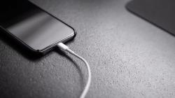 Peringatan Apple: Jangan Tidur di samping iPhone saat Dicas!