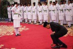 Momen Presiden Jokowi Ambil Lencana Milik Anggota Paskibraka yang Terjatuh