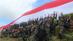 Wow, Brimob Polda Sultra Bentangkan Bendera Merah Putih Raksasa di Puncak Totallang
