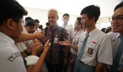 Siswa SMA Magelang ke Ganjar: Kalau Bapak Pensiun Jadi Gubernur, Kami Melapor ke Mana?