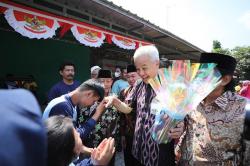 Buket Bunga Ungkapan Cinta kepada Ganjar dari Siswa dan Guru SLB di Magelang