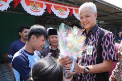 Kunjungi SLB di Magelang, Ganjar Dihadiahi Buket Bunga dari Siswa dan Guru