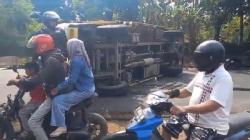 Kecelakaan di Majalengka, Truk Boks Oleng lalu Terguling usai Hindari Pemotor<