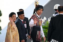 Potret Presiden Jokowi Pakai Baju Adat Tanimbar Maluku