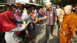 Senyum Ramah Bhante Pannavaro Mahathera Sambut Ganjar Pranowo di Vihara Mendut<