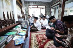 Ganjar Pranowo Ziarah ke Makam Ulama Jateng Mbah Dalhar