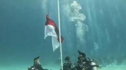 TNI AL Gelar Upacara Pengibaran Bendera Merah Putih di Dasar Laut Jayapura Papua<