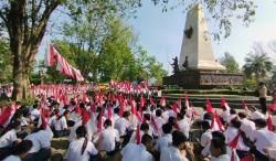 Sambut HUT ke-78 RI, Ribuan Siswa SD-SMP Ramaikan Pesta Bendera di Monumen 45 Solo