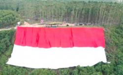 Meriahkan HUT RI, Kodam Mulawarman Bentangkan Bendera Merah Putih Raksasa di IKN