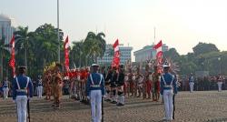 Momen Hari Kemerdekaan, 4 Kesatria di Kirab Budaya Bendera Pusaka Bikin Warga Salah Tingkah