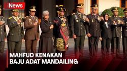Kenakan Baju Adat Mandailing, Mahfud MD Pimpin Upacara HUT Ke-78 RI di Kemenko Polhukam