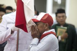 Sumpah Setia kepada NKRI, 121 Mantan Anggota NII Cium Bendera Merah Putih
