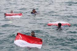 Pengibaran Bendera Merah Putih di Bawah Laut Aceh