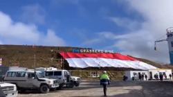 Pembentangan Bendera Merah Putih Terbesar di Puncak Grasberg Pecahkan Rekor Dunia<