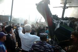 Ganjar Pranowo Cek Kebakaran Kapal di Tegal, Bantu Nelayan jadi Korban<