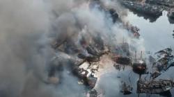 Kobaran Api Kembali Terlihat di Dermaga Pelabuhan Tegalsari, Tumpahan Solar Sulitkan Pemadaman