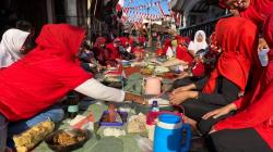 Unik, Warga Cibadak Sukabumi Botram Nasi Liwet Sepanjang 1 Kilometer<