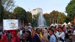 Antusias Hadiri Upacara HUT ke-78 RI di Istana, Ratusan Masyarakat Kompak Pakai Baju Adat