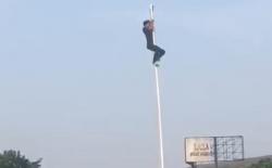 Heroik, Pemuda Ini Panjat Tiang Bendera Betulkan Tali Nyangkut saat Upacara di Lapangan Rempoa Tangsel