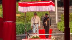 Pimpin Upacara Kemerdekaan di Kemenparekraf, Sandiaga Uno Tampil Gagah dengan Baju Adat Bugis 