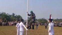 Viral Aksi Heroik Prajurit TNI di Mesuji, Panjat Tiang Bendera usai Tali Pengait Putus
