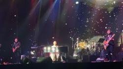 Putri Ariani Buka Konser Ronan Keating dengan Megah, Bawakan Lagu Loneliness