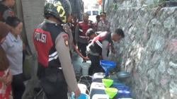 10.000 Liter Air Bersih dari Polres Cimahi Ludes dalam 1 Jam Diserbu Warga Padalarang<