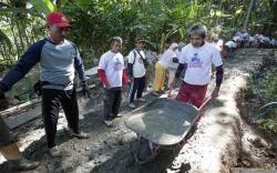 Nelayan Balad Ganjar Bantu Pengecoran Jalan untuk Warga Cipatujah Tasikmalaya<