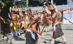 Atraktif, Begini Aksi Pemuda Manggarai Flores Peragakan Tari Caci Meriahkan HUT ke-78 RI 